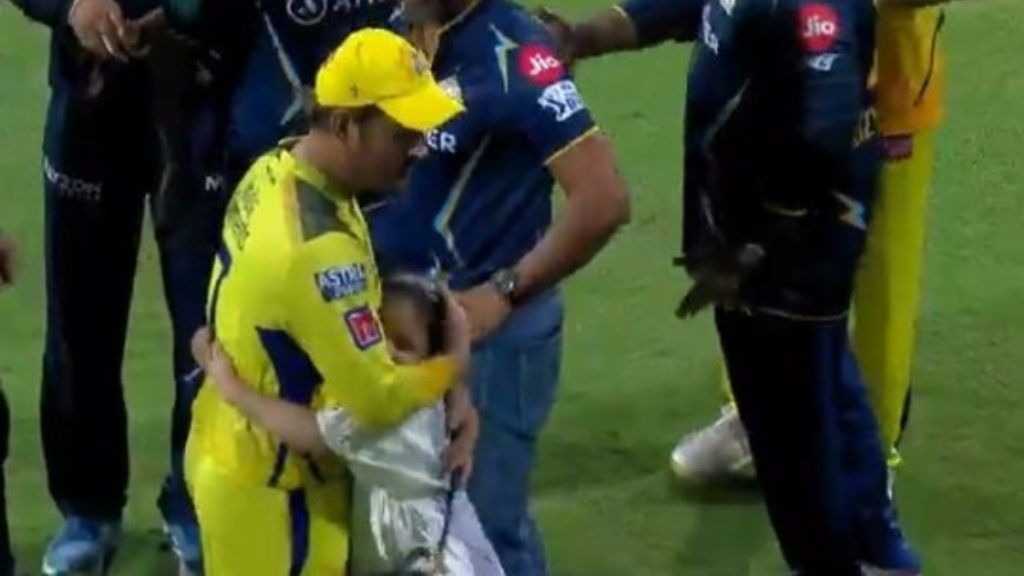 Ziva hug dhoni