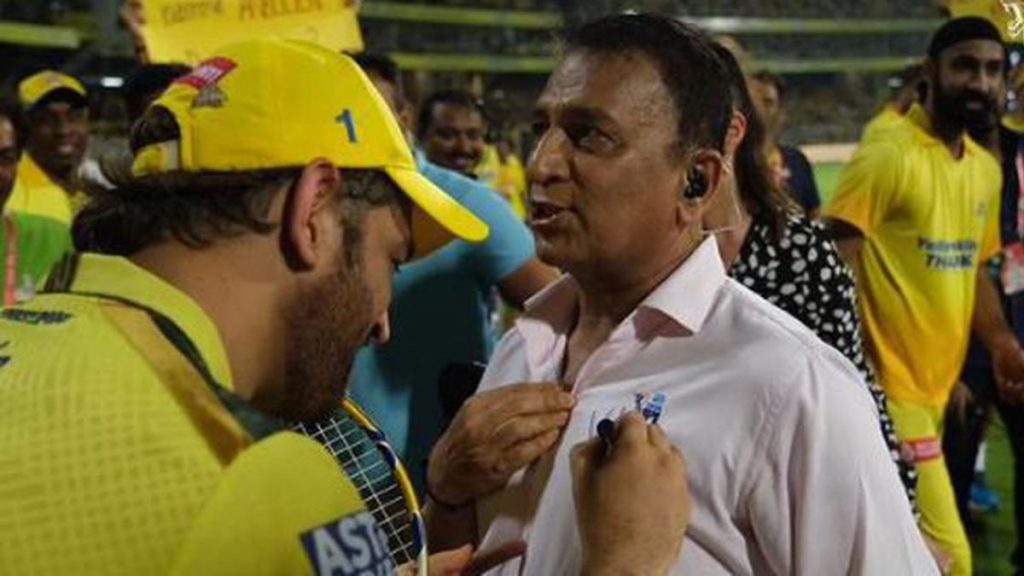 MS Dhoni signing Sunil Gavaskar jersey