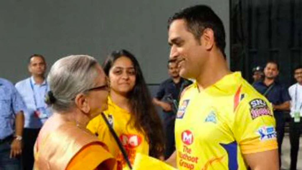 MS Dhoni with old Lady